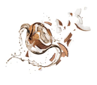 Kırık hindistan cevizi ve biraz meyve suyu, beyaz arka planda izole edilmiş.