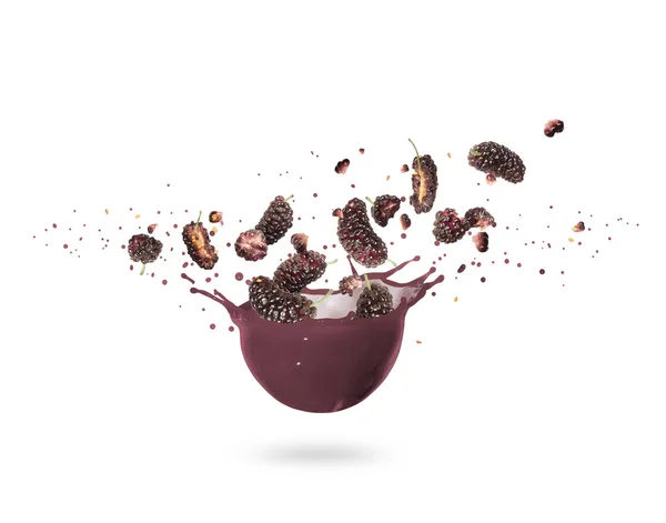 Mulberries inteiras e rasgadas com salpicos de suco fresco, isoladas em fundo branco — Fotografia de Stock