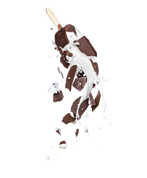 Potongan-potongan dan percikan es krim coklat jatuh di atas latar belakang putih — Stok Foto