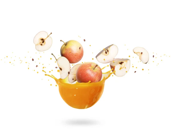 Manzanas enteras y cortadas en rodajas con salpicaduras de jugo fresco, aisladas sobre fondo blanco — Foto de Stock