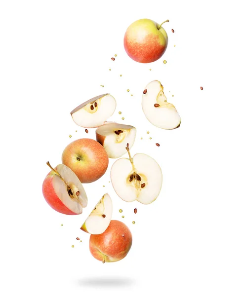 Manzanas frescas enteras y en rodajas en el aire, aisladas sobre un fondo blanco — Foto de Stock