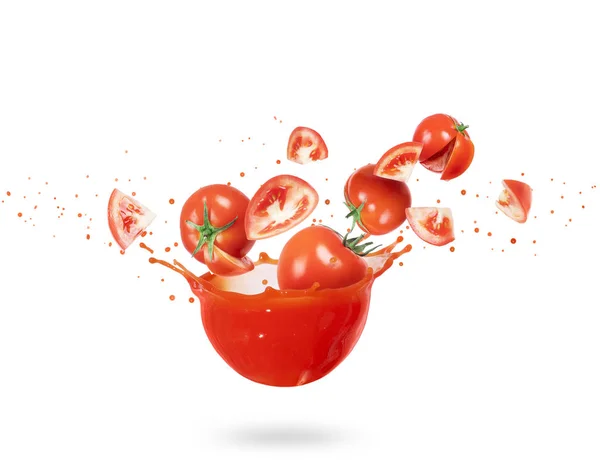 Ganze und in Scheiben geschnittene Tomaten mit Spritzern frischem Saft, isoliert auf weißem Hintergrund — Stockfoto