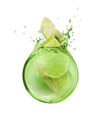 Beyaz arka planda izole edilmiş limon dilimleri su damlalarına karışıyor.