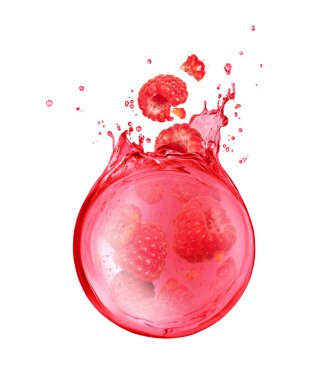 Yırtık ahududular, beyaz arka planda izole edilmiş meyve suyuyla batıyor.