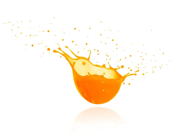 Всплески свежего апельсинового сока на белом фоне — стоковое фото