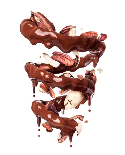 巧克力喷溅成螺旋形，果仁碎，白色背景隔离 — 图库照片