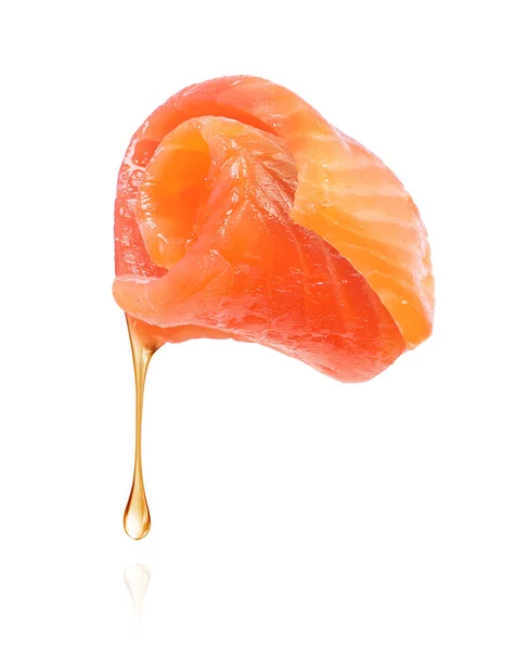 Fatia suculenta de salmão com queda de gordura no fundo branco — Fotografia de Stock