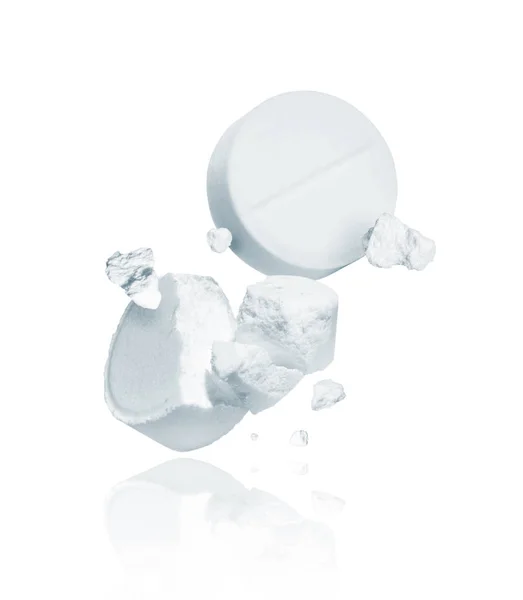 Comprimidos esmagados e inteiros closeup isolado em um fundo branco — Fotografia de Stock