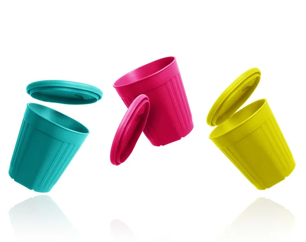 Tazas de plástico de camping de colores con gorras aisladas sobre fondo blanco —  Fotos de Stock