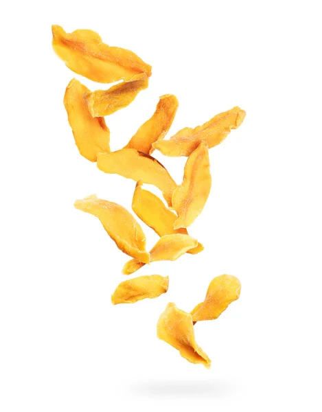 Getrocknete gehackte Mango-Scheiben fallen auf weißem Hintergrund — Stockfoto