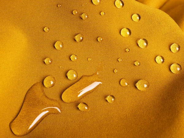 Gele Waterdichte Stof Met Regendruppels Van Dichtbij — Stockfoto
