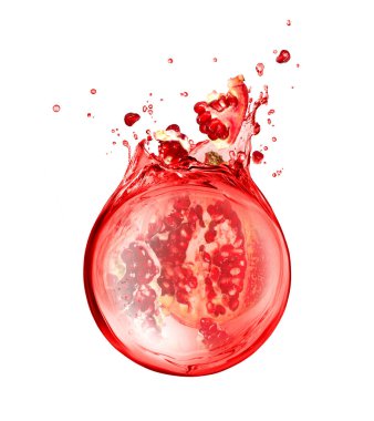 Beyaz arka planda izole edilmiş doğranmış nar suyu damlalarına karışıyor.