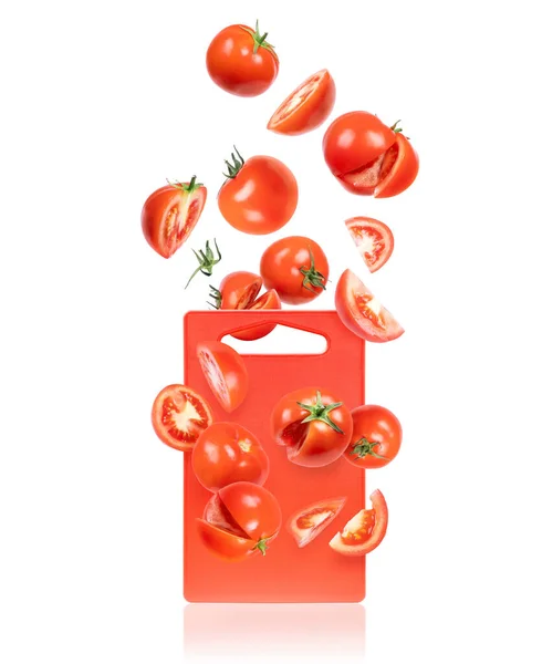 Geschnittene Tomaten Fallen Auf Den Hintergrund Des Küchenbretts — Stockfoto