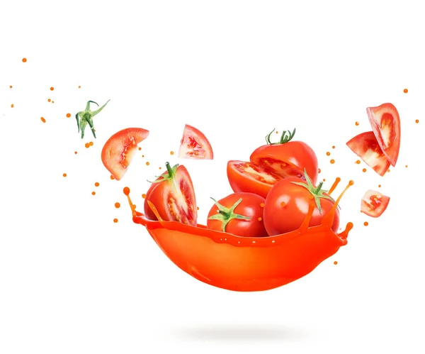 Ganze Und Scheiben Geschnittene Frische Tomaten Mit Spritzern Saft Auf — Stockfoto