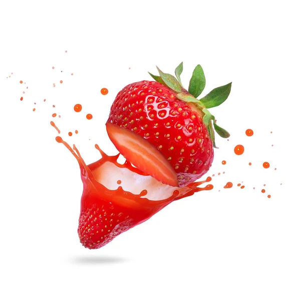 Saft Spritzt Aus Geschnittener Erdbeere Auf Weißem Hintergrund — Stockfoto