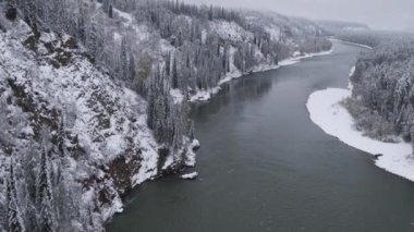 Havadan görünümü. Güzel kış nehir ve snowy orman üzerinde uçuş. Kış doğada. Manzara panorama. Altay, Sibirya. 