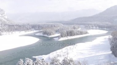 Havadan görünümü. Güzel kış nehir ve snowy orman üzerinde uçuş. Kış doğada. Manzara panorama. Altay, Sibirya.