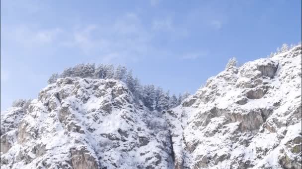 Vista aérea. Las hermosas montañas de invierno y el bosque nevado. Naturaleza en invierno. Paisaje panorámico. Altai, Siberia . — Vídeo de stock