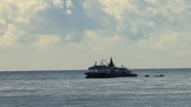 Un barco pesquero pesca en el mar . — Vídeos de Stock