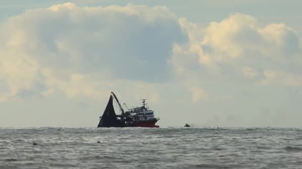 Rybářská loď rybaří v moři. — Stock video