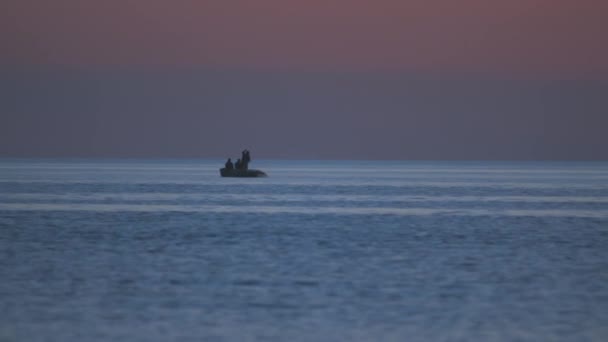 Nelayan-nelayan di laut berlayar dengan perahu, menangkap ikan dengan jala . — Stok Video