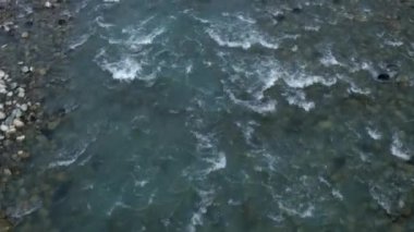 4k 'lık dron görüntülerinden elde edilen çok renkli kollara sahip pürüzlü bir dağ nehri.. 