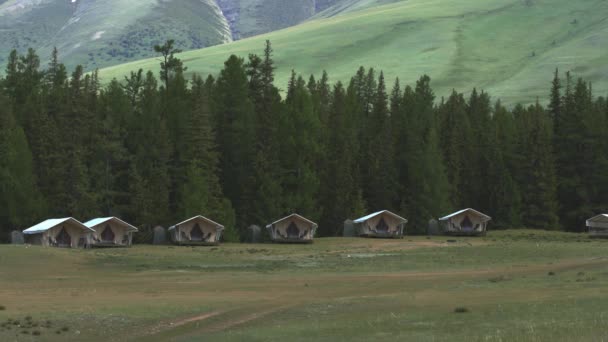 Família acampamento confortável na floresta Conceito de turismo natural technolog — Vídeo de Stock