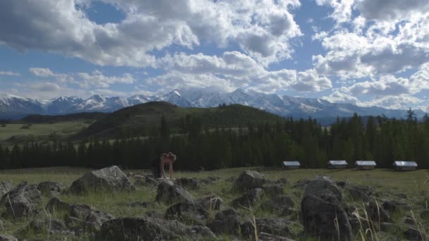 Família confortável acampar na floresta no fundo de montanhas nevadas Conceito de tecnologia de turismo natural. 4k — Vídeo de Stock