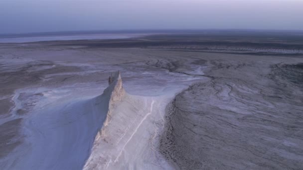 На дні стародавнього висохлого океану Тетіс лежать залишки солоних гір. — стокове відео