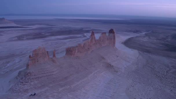 在古时干涸的特提斯海洋的底部，是盐山的遗迹。 4k 。 空中摄影 — 图库视频影像