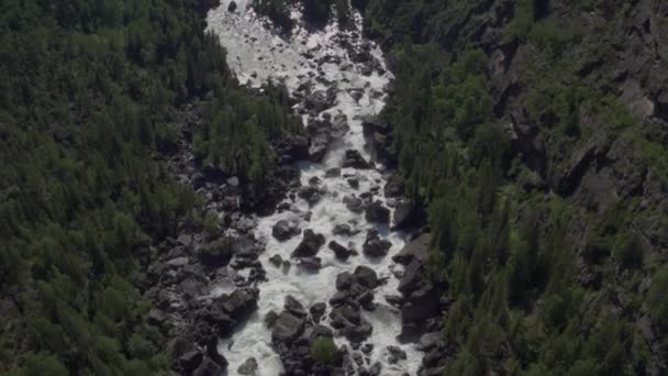 Aproximação aérea a uma cachoeira rochosa. Vista do vale com um poderoso rio caindo. 4k — Vídeo de Stock