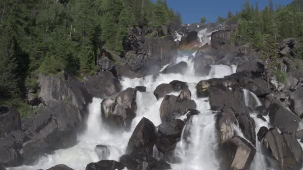 岩の滝への空中アプローチ。迫力のある川が流れ落ちる渓谷の眺め。4k — ストック動画