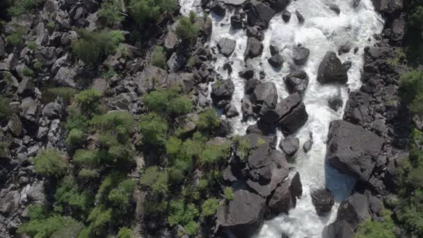 Aproximación aérea a una cascada rocosa. Vista del valle con un poderoso río cayendo. 4k — Vídeo de stock