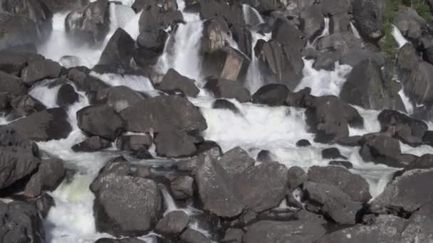 Anflug aus der Luft auf einen felsigen Wasserfall. Blick auf das Tal mit einem mächtigen Fluss, der nach unten fällt. 4k — Stockvideo