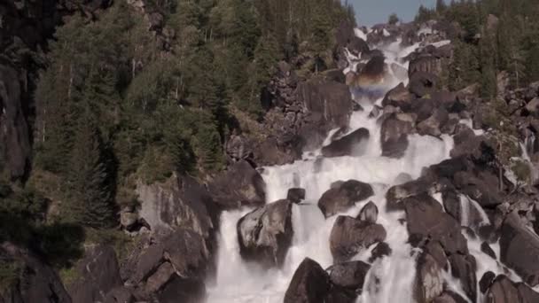 Acceso aéreo a una cascada rocosa Vista del valle con un poderoso río — Vídeo de stock