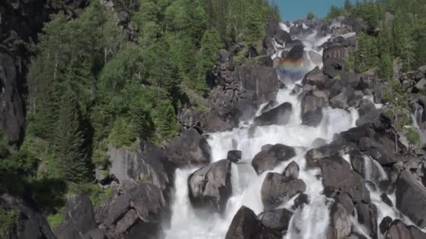 Approche aérienne d'une cascade rocheuse Vue de la vallée avec une rivière puissante — Video