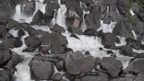 Avvicinamento aereo ad una cascata rocciosa Veduta della valle con un fiume potente — Video Stock