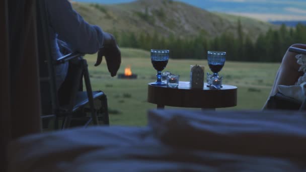 ผู้หญิงและผู้ชายดื่มไวน์บนระเบียงคุยกัน วิวภูเขาที่สวยงาม 4K — วีดีโอสต็อก