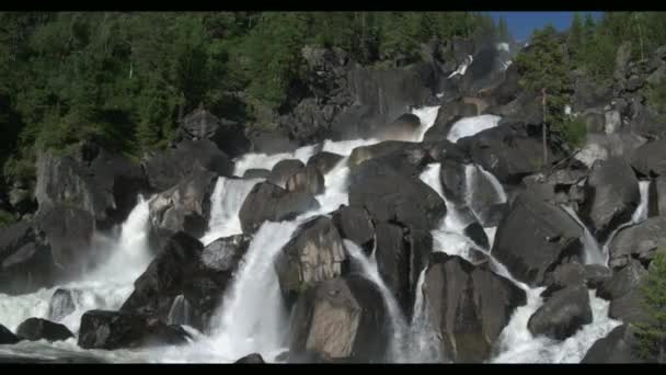Approche aérienne d'une cascade rocheuse Vue de la vallée avec une rivière puissante — Video
