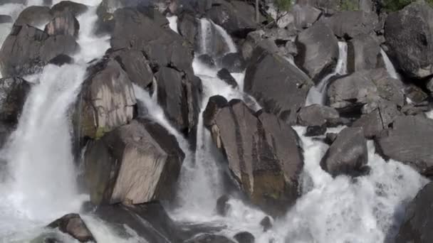 Légi megközelítés a sziklás vízesés Kilátás a völgy egy erős folyó — Stock videók
