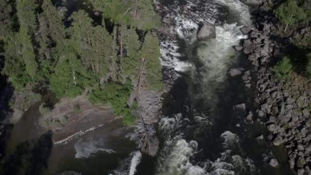 Acceso aéreo a una cascada rocosa Vista del valle con un poderoso río — Vídeo de stock