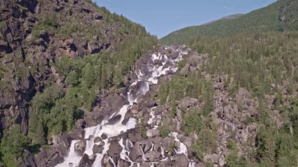 Flygfoto till ett stenigt vattenfall Utsikt över dalen med en mäktig flod — Stockvideo