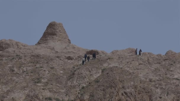 Turistas observan excavaciones arqueológicas en el desierto de la antigua ciudad de Asia — Vídeos de Stock