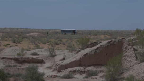人们下了公共汽车，来到了沙漠中，空气的折射起伏 — 图库视频影像