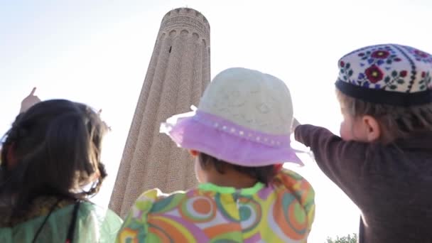子供たちはタワーのスローモーションで指を指す — ストック動画