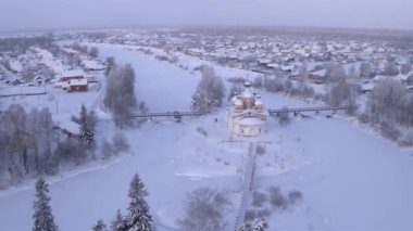 Karlı bir sabah, köyün üzerinde uçarken, Ortodoks Kilisesi, Köprü İnsanlar 4k gider