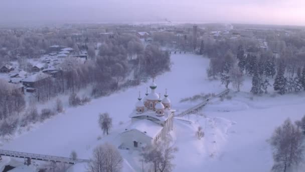 Mattina nevosa, sorvolando il villaggio, Chiesa ortodossa, ponte La gente va 4K — Video Stock