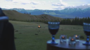  Kadın ve erkek balkonda şarap içip sohbet ediyorlar. Güzel dağ manzarası 4k