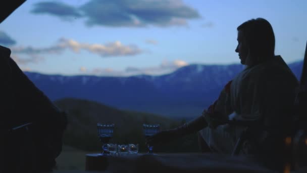 Kadın Erkek Balkonda Şarap Içip Sohbet Ediyorlar Güzel Dağ Manzarası — Stok video