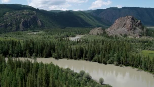 Aerial photography flying past the rock river towards the snowy mountains 4k — Stock Video